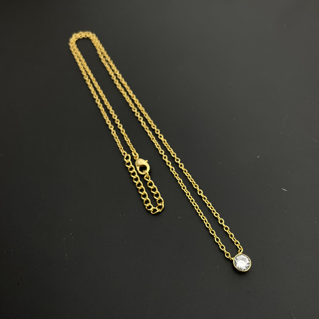 Elegant Gold Chain Necklace with Solitaire Pendant
